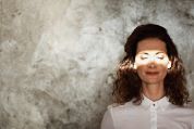 Frau geniesst Sonnenlicht Frau geniesst Sonnenlicht